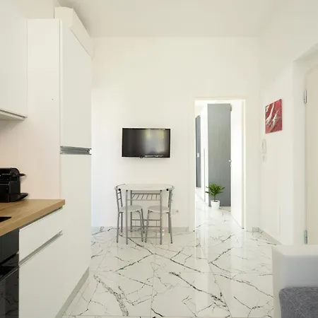 Free Parking Elmi - Due Passi Dal Maggiore * أرونا