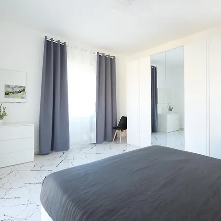 Free Parking Elmi - Due Passi Dal Maggiore شقة