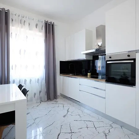 Free Parking Elmi - Due Passi Dal Maggiore أرونا