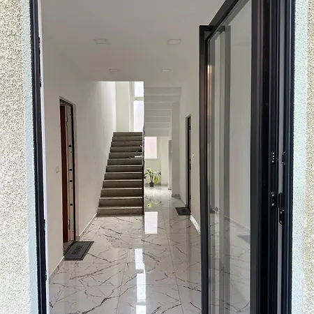 Free Parking Elmi - Due Passi Dal Maggiore شقة