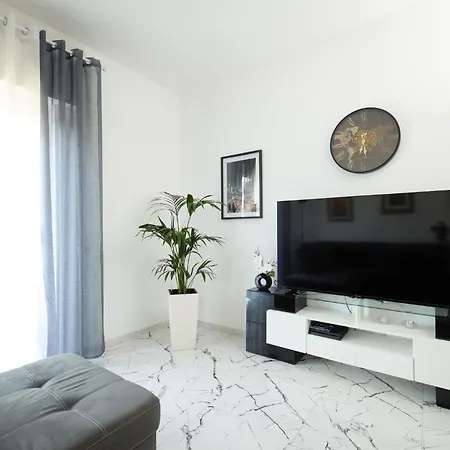 Free Parking - Due Passi Dal Maggiore Apartment *