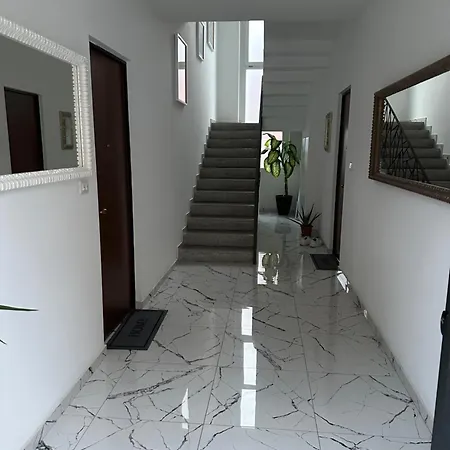 Free Parking Elmi - Due Passi Dal Maggiore * أرونا