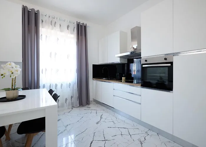 Free Parking Elmi - Due Passi Dal Maggiore Arona